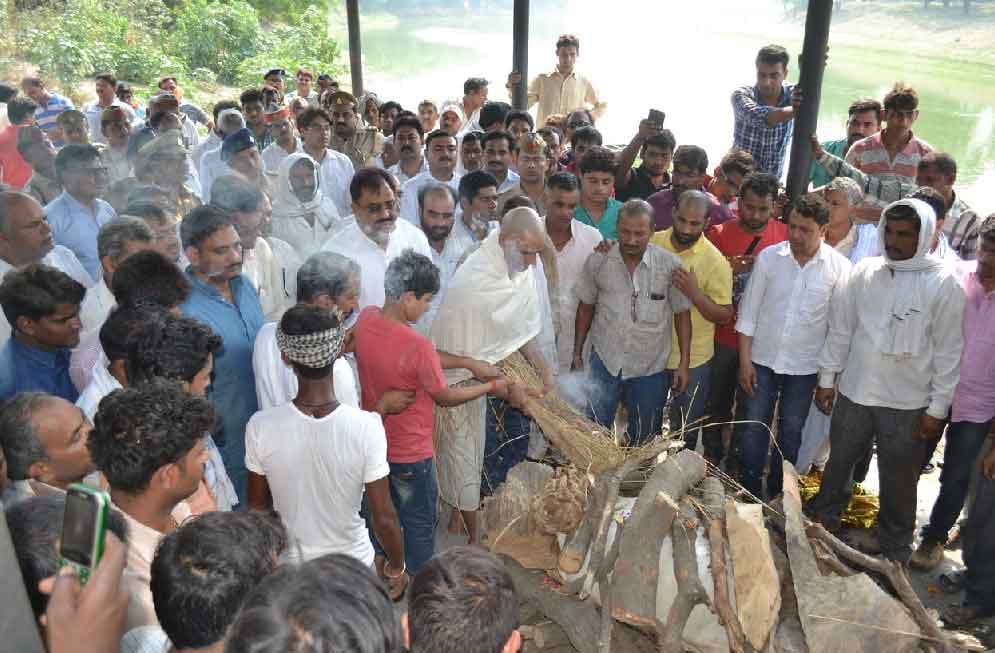 funeral of sho santosh kumar in jaunpur uttar pradesh who died in jawahar bagh mathura firing
