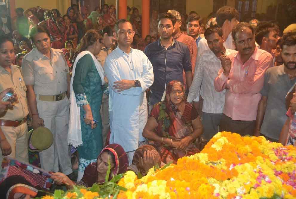 funeral of sho santosh kumar in jaunpur uttar pradesh who died in jawahar bagh mathura firing
