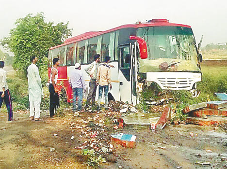 40 injured in road accidents