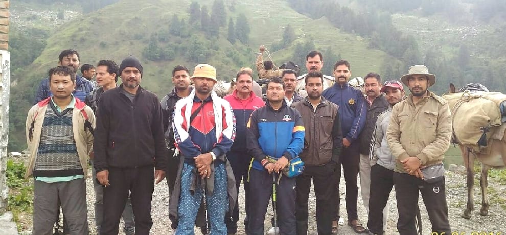 9 trackers rescued from Bada Bhangal, kangra.
