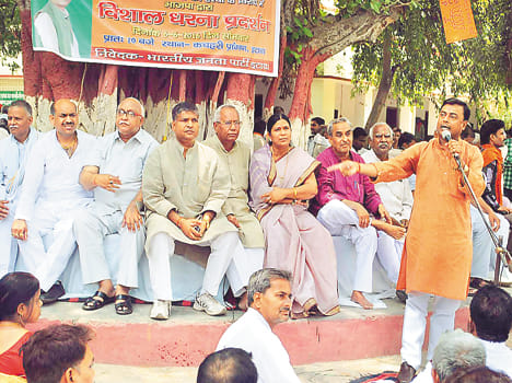 bjp leader demand shivpal resignation