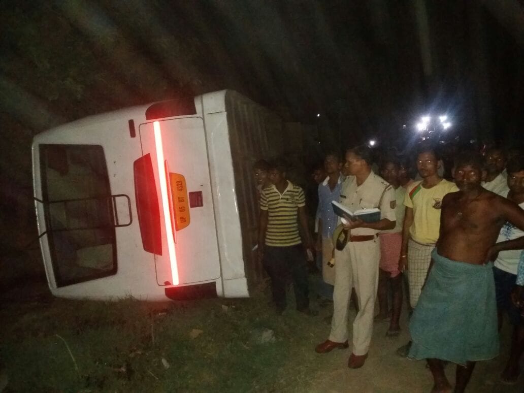 A bus of the procession fired nine injured