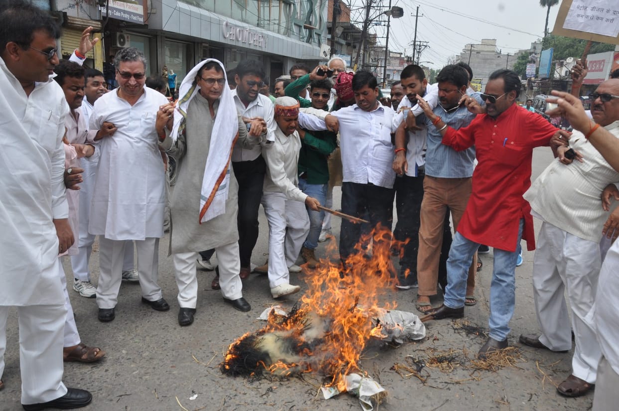 congress protest against hike of petro prise