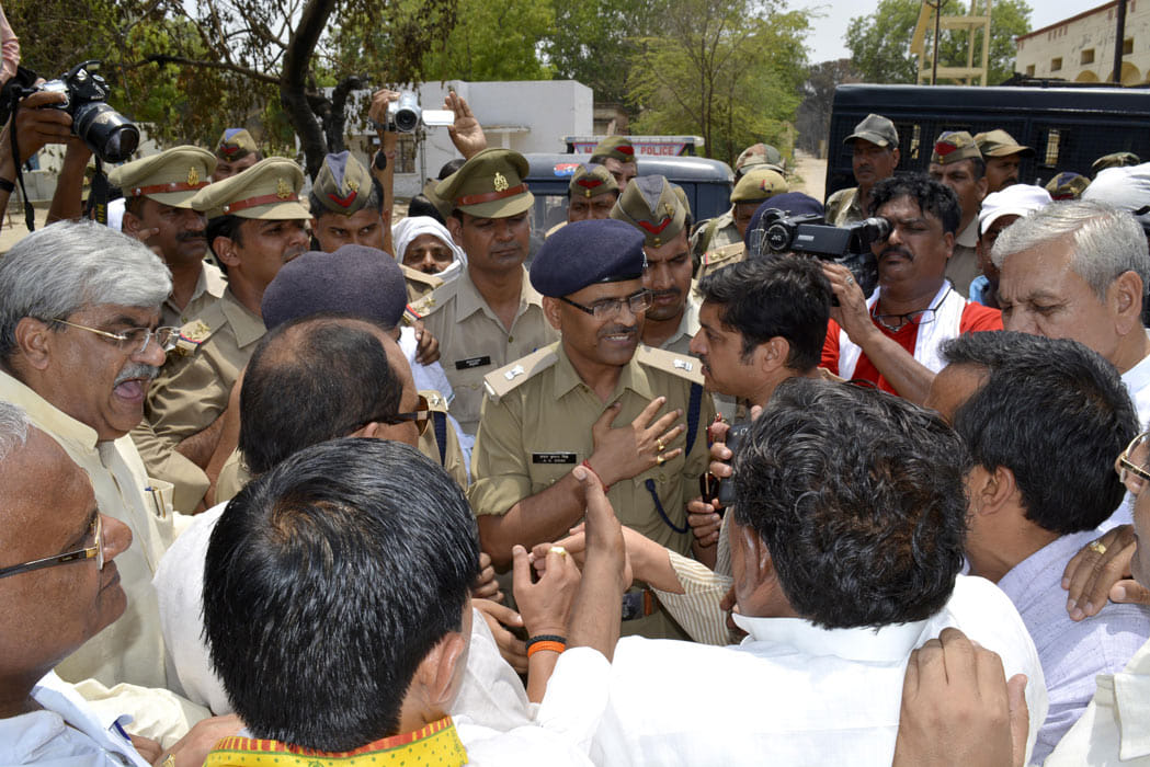 Leaders no entry in Mathura jawahar bagh by police.