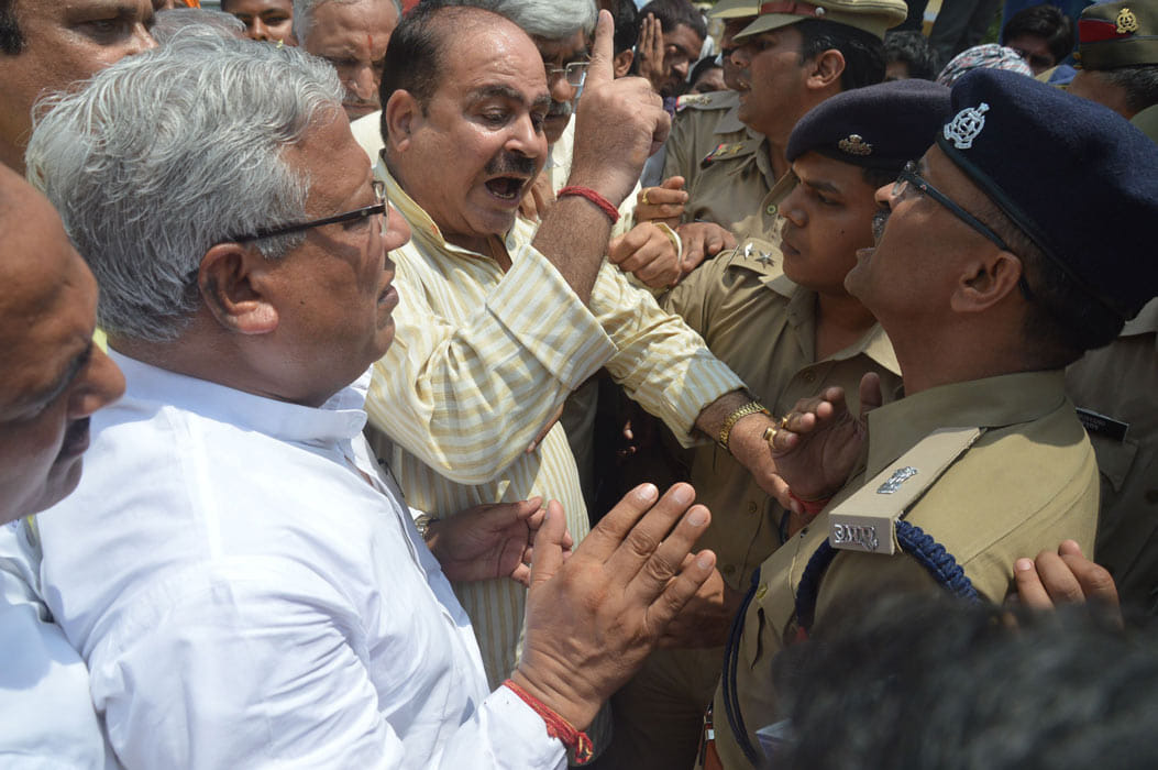 Leaders no entry in Mathura jawahar bagh by police.