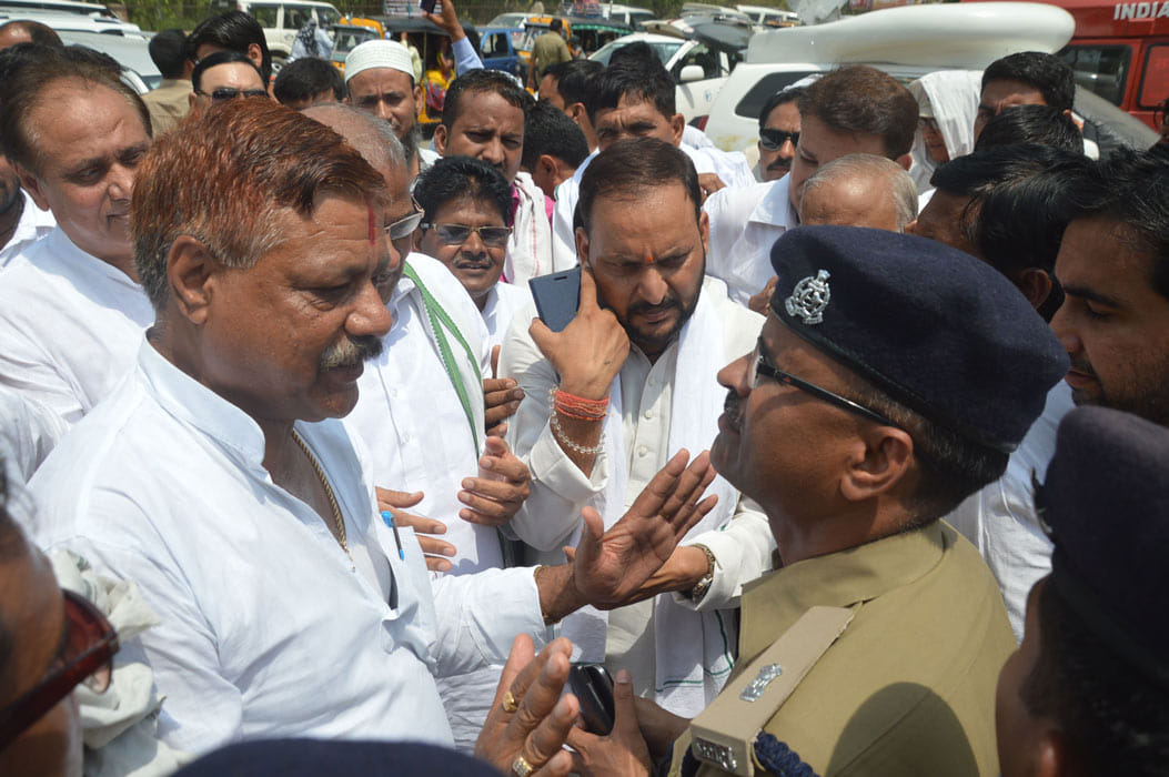 Leaders no entry in Mathura jawahar bagh by police.