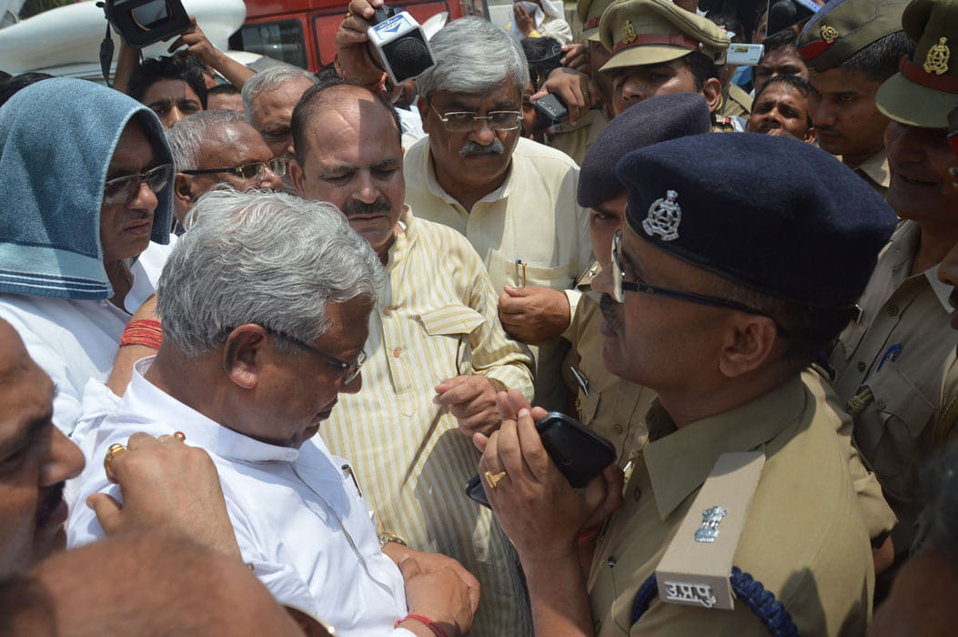 Leaders no entry in Mathura jawahar bagh by police.
