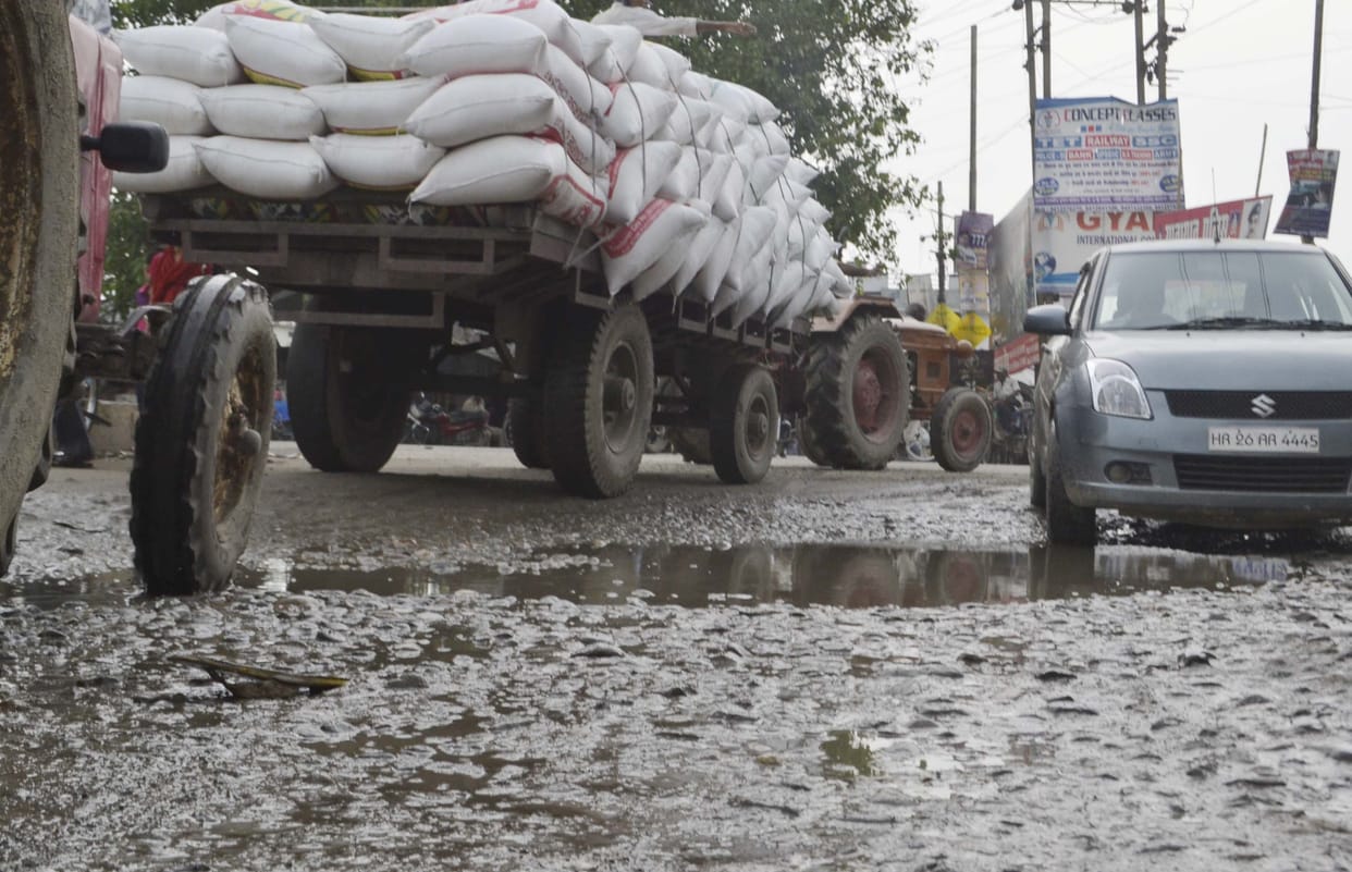 Make canker Ramlila Road The day trapped vehicle
