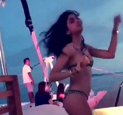 Viral: Navya Nanda dancing in bikni on Beach