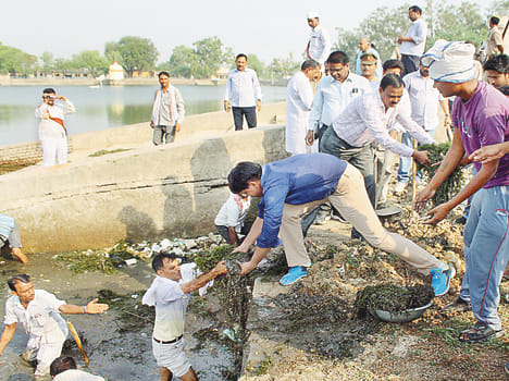 Nawab carved into the dry tank rejuvenation in drought