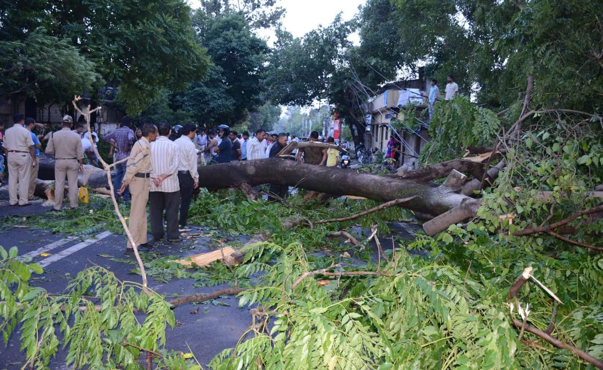 Heavy damage from storm, two lakh population in the dark