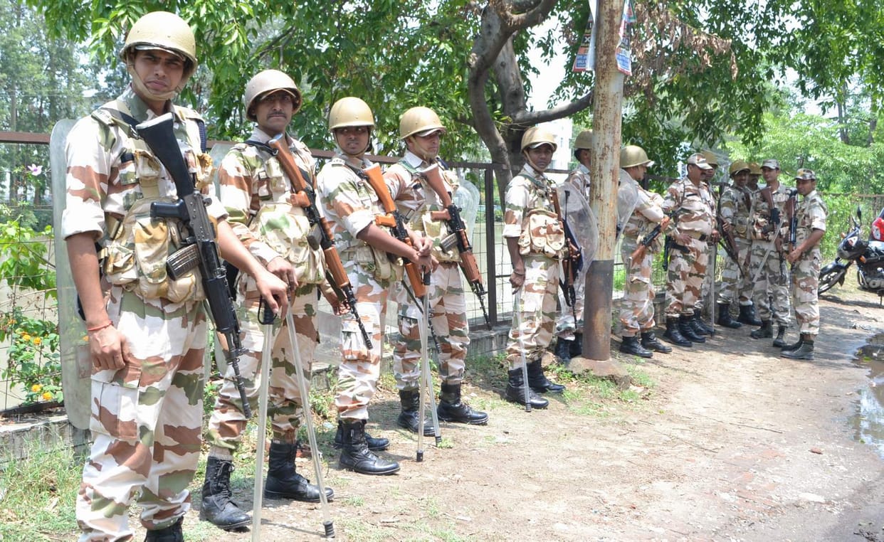  landhaura bavaal mein dukaanadaar sahit do giraphtaar 