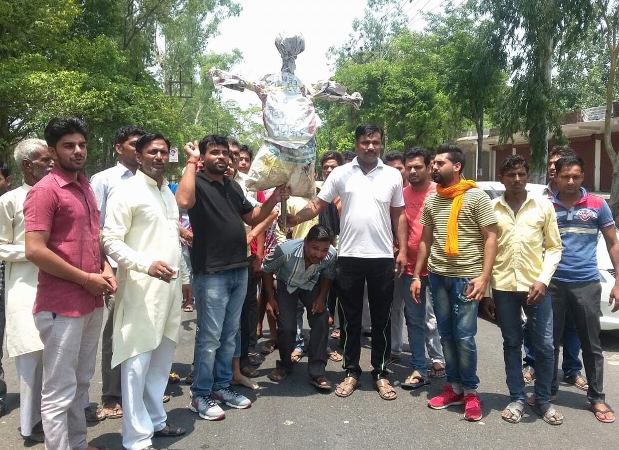 Congressmen effigy PM