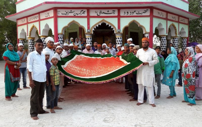 Sought to offer prayers for peace Akidt wrap