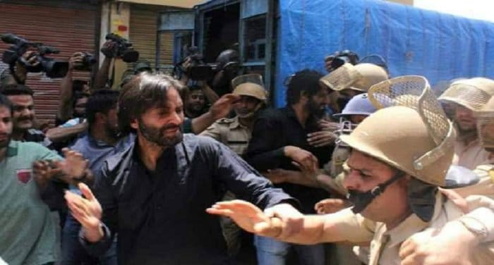 JKLF chief Yasin Malik slaps a policemen in srinagar