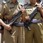 बंदियों ने एक महिला सिपाही के साथ छेड़छाड़ की।