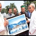 राष्ट्रपति को भीमाकाली मंदिर का चित्र भेंट करते राज्यपाल आचार्य देवव्रत और मुख्यमंत्री वीरभद्र सिंह।