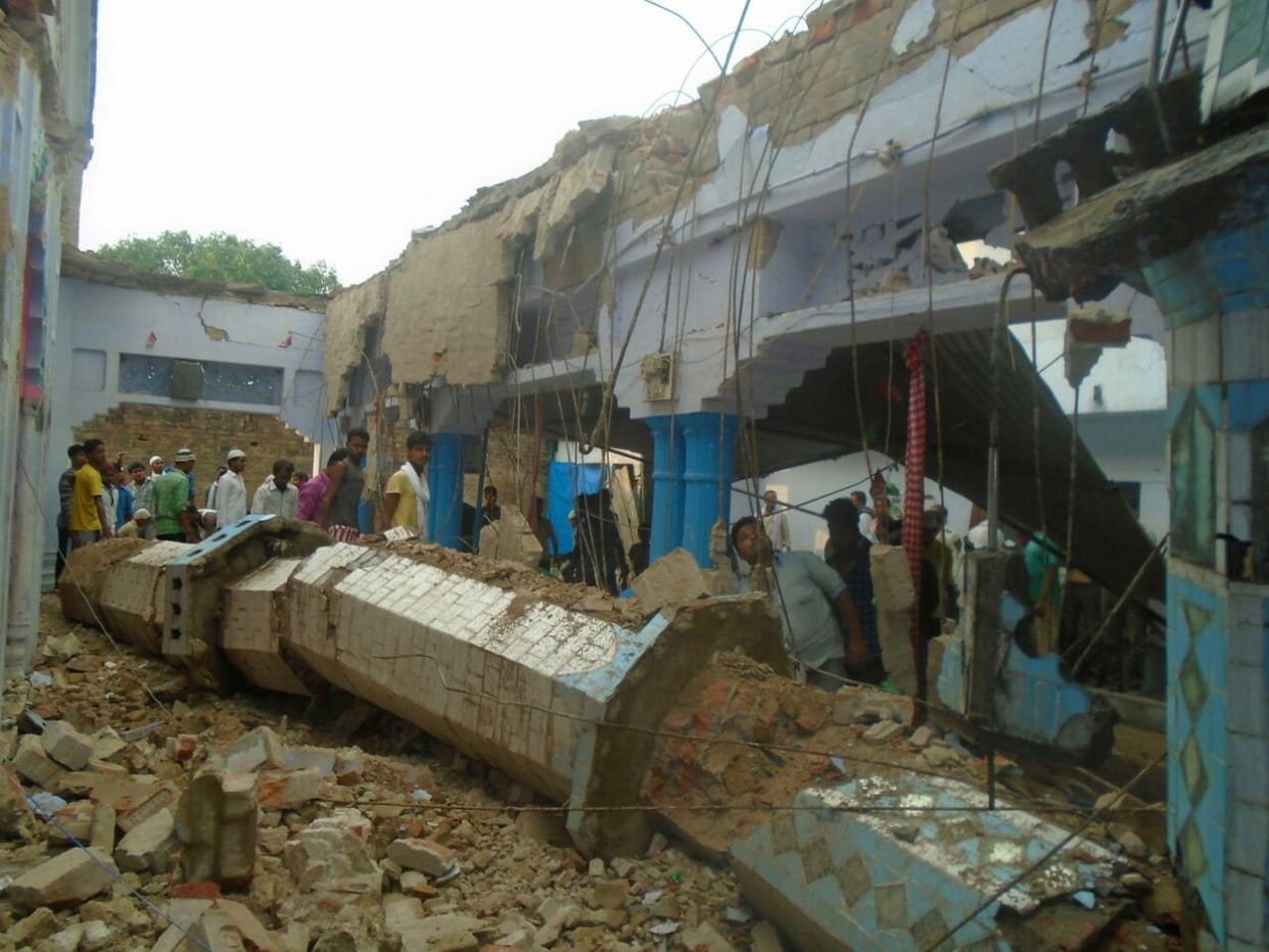 Minar collapsed in the storm, wall and roof fell, four injured