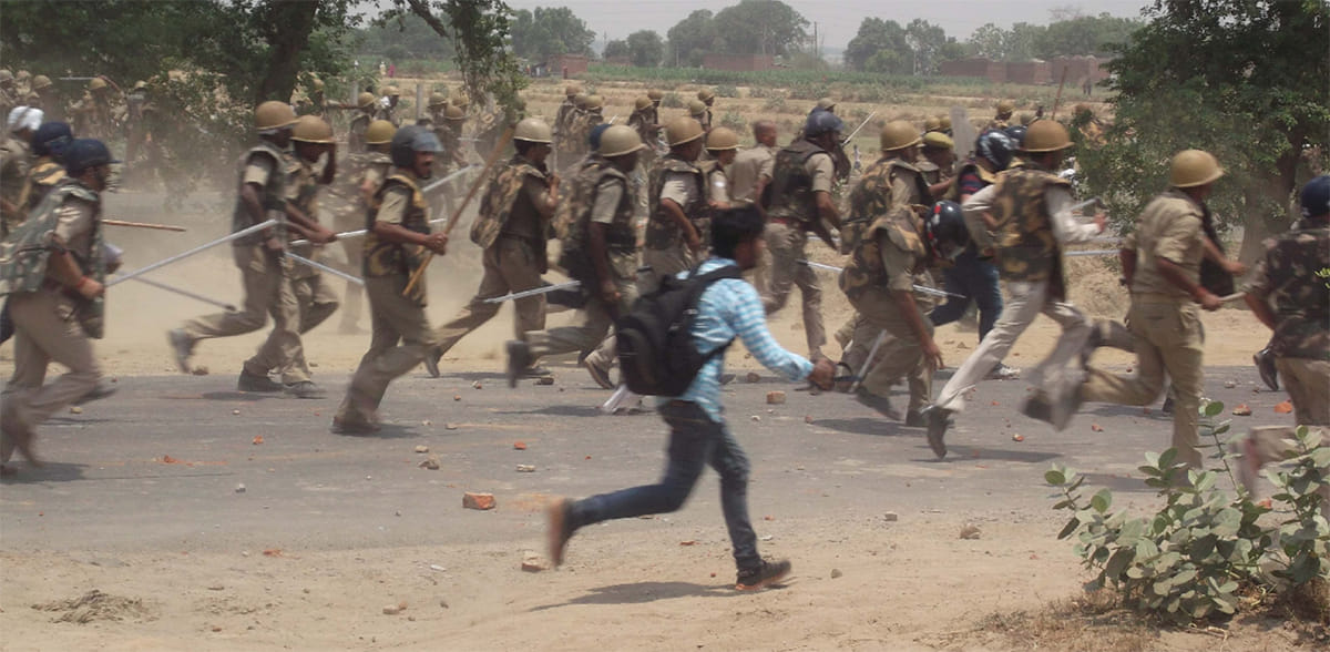 firing and lathi charge in allahabad