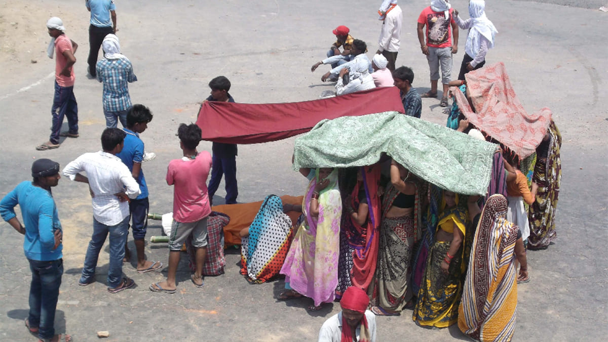 firing and lathi charge in allahabad