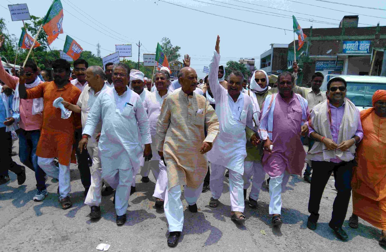 bjp worker protest against bad law and order in UP