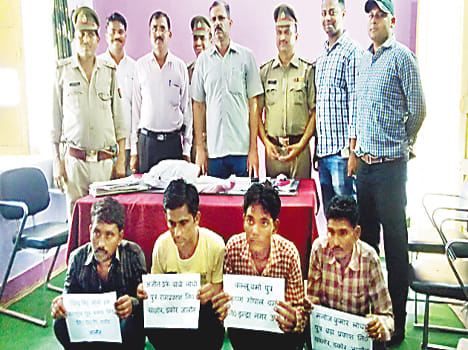 Laptop, jewelery, mobile and his four robbers arrested