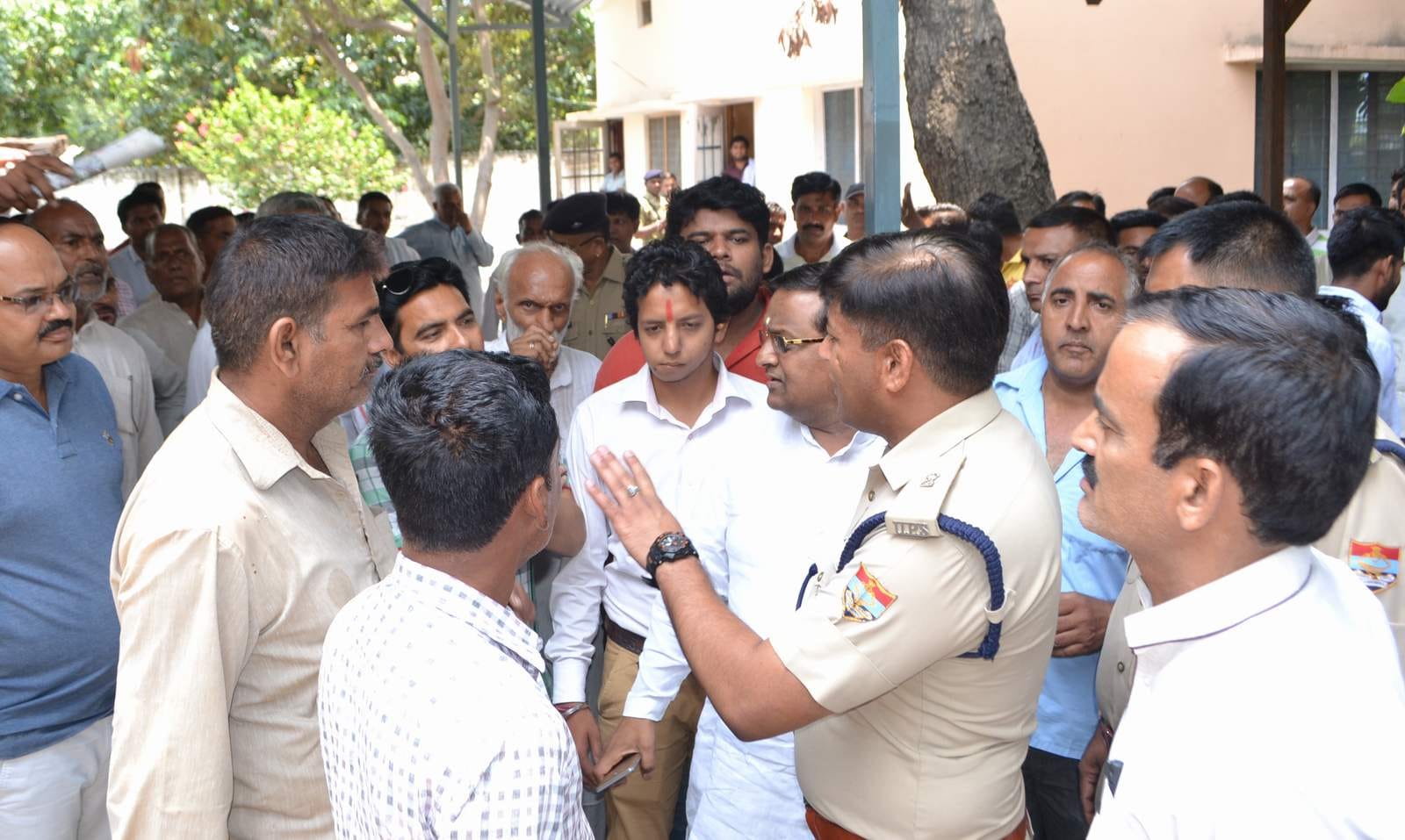 police make house arrest to pranav singh champion.