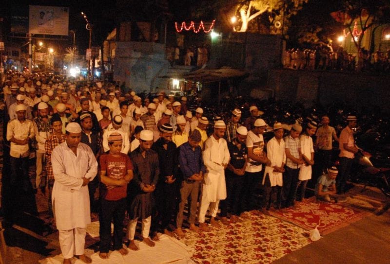 Holy Ramadan: keep Rosa spent the day in prayer