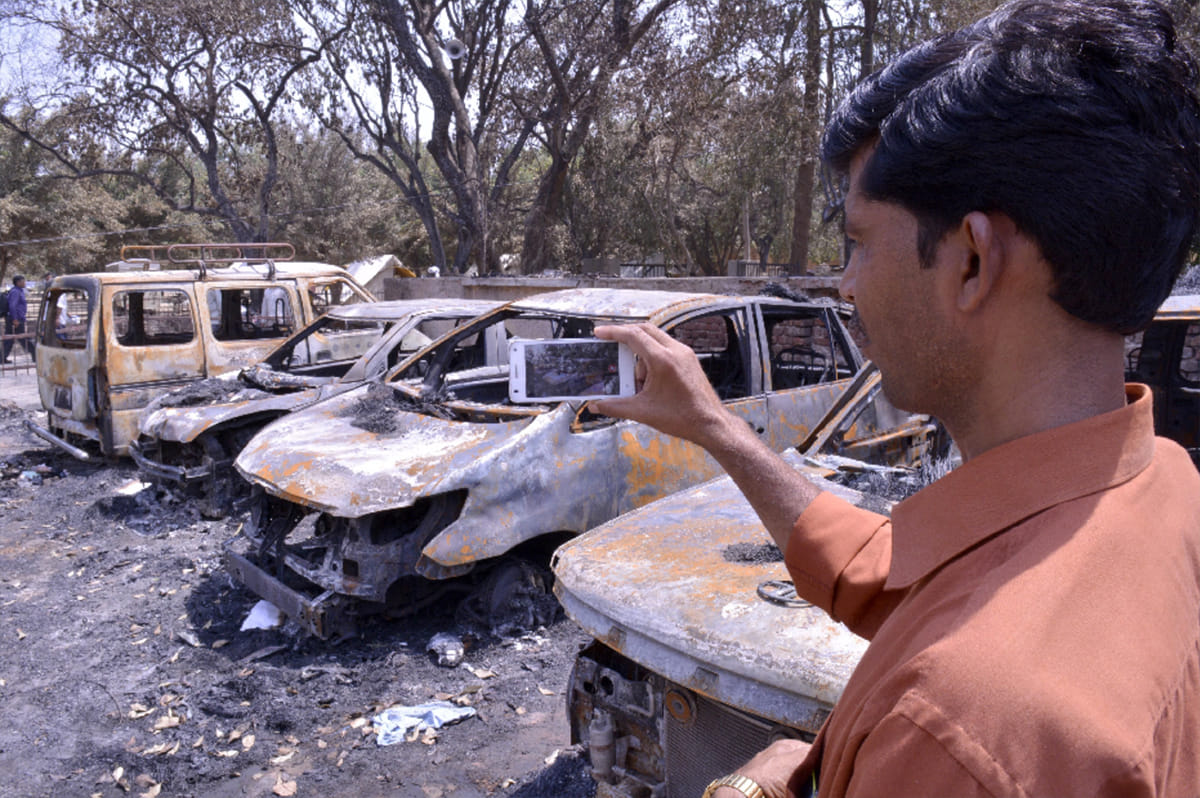 eleven dead by burning in jawahar bagh