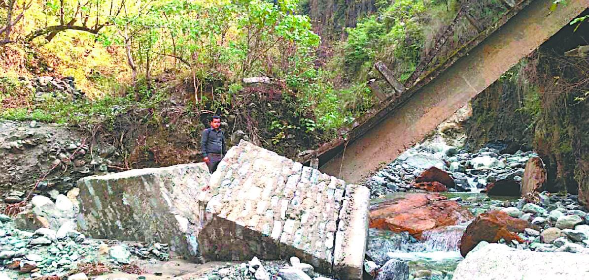 Four pedestrian bridge connecting the villages broke down