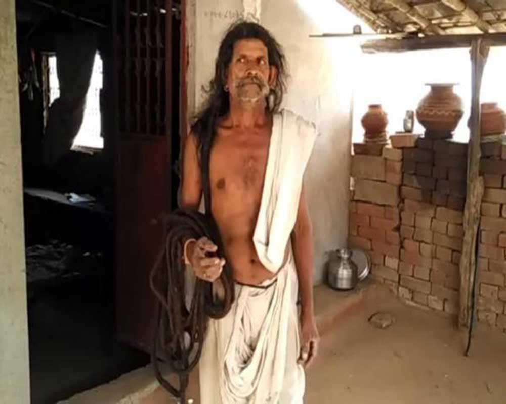 60 years old man having 62 feet long hairs
