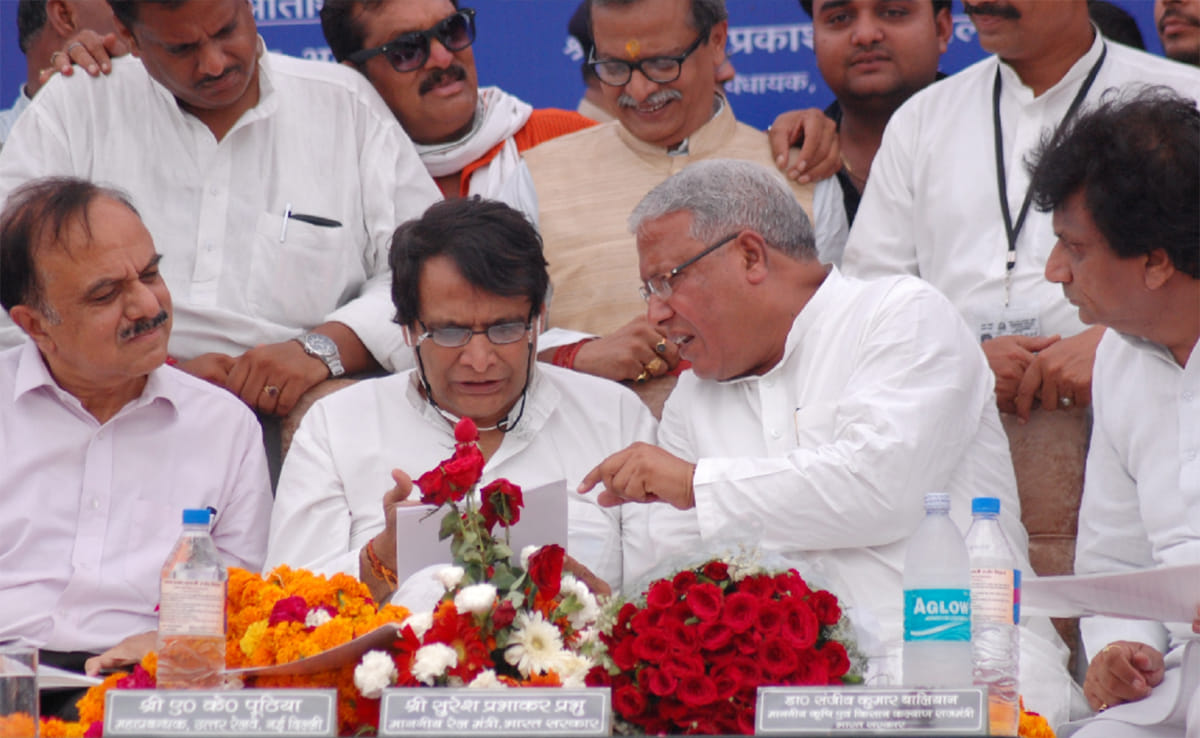 rail minister suresh prabhu deboard from running train