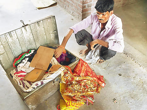 Two lakhs flown home from burglars