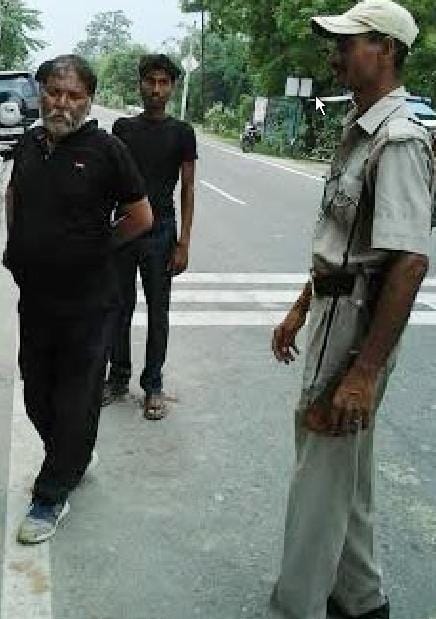 The villagers handed over to the police catch the thugs