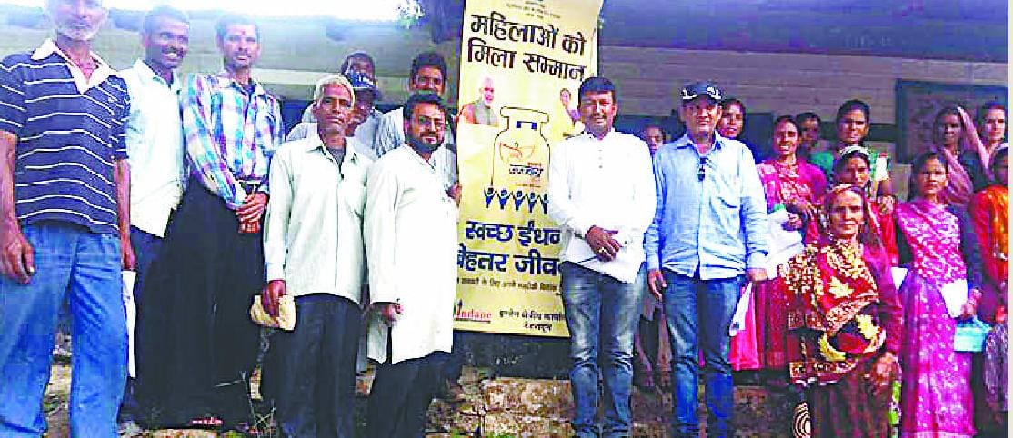 Ujjwala plan launched in the district from Devnai