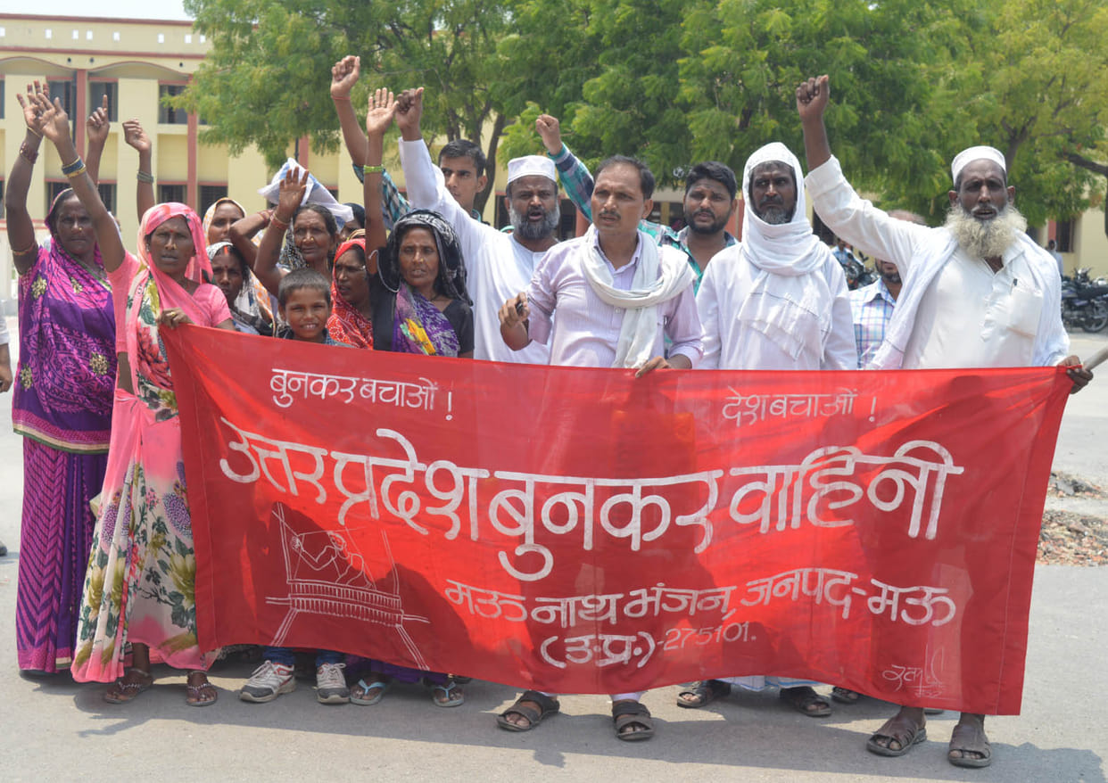 Weavers performance by picketing