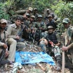 आतंकी ठिकाने से बरामद हथियारों के साथ सुरक्षा बल के जवान