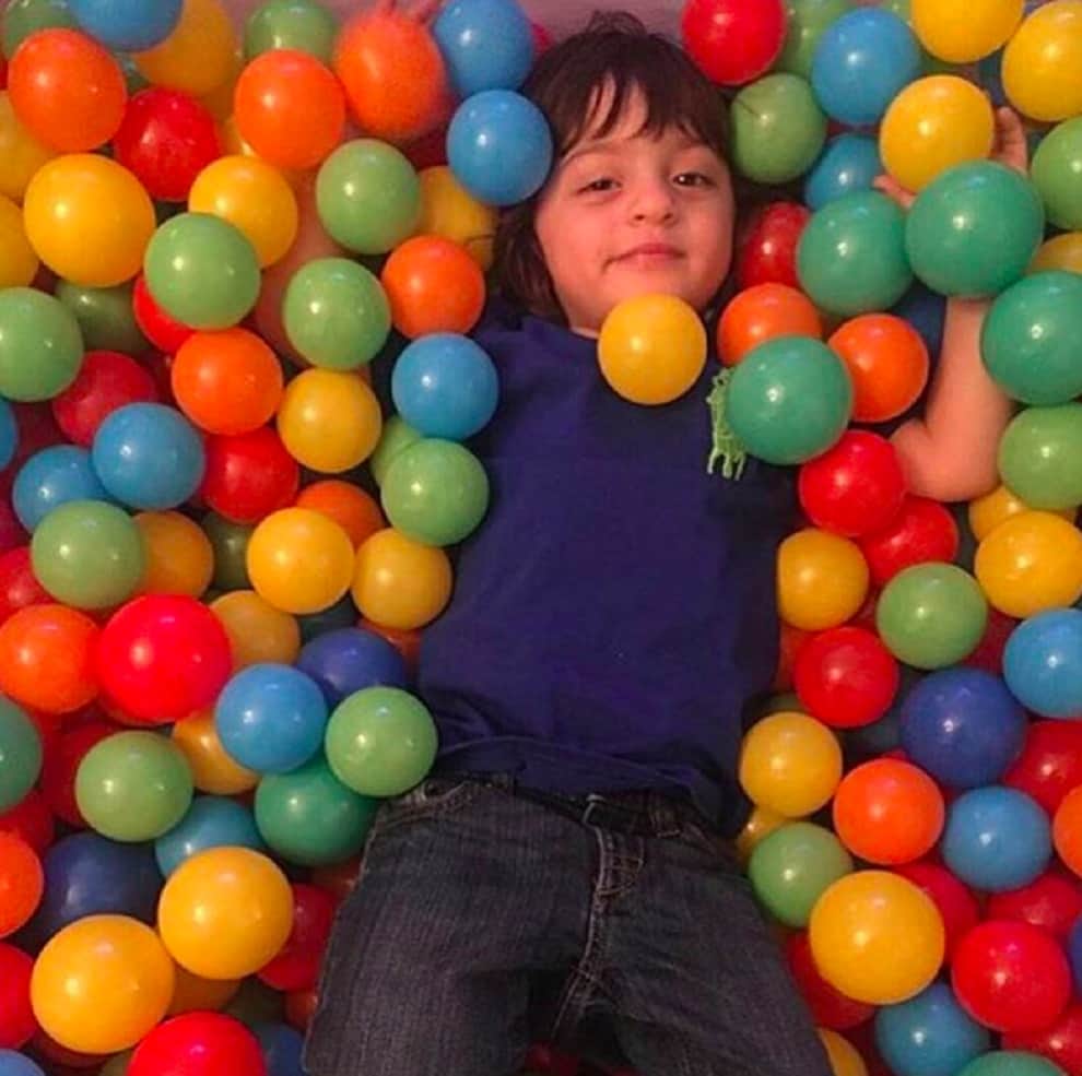 AbRam Khan walks in london with daddy Shahrukh Khan, see pictures