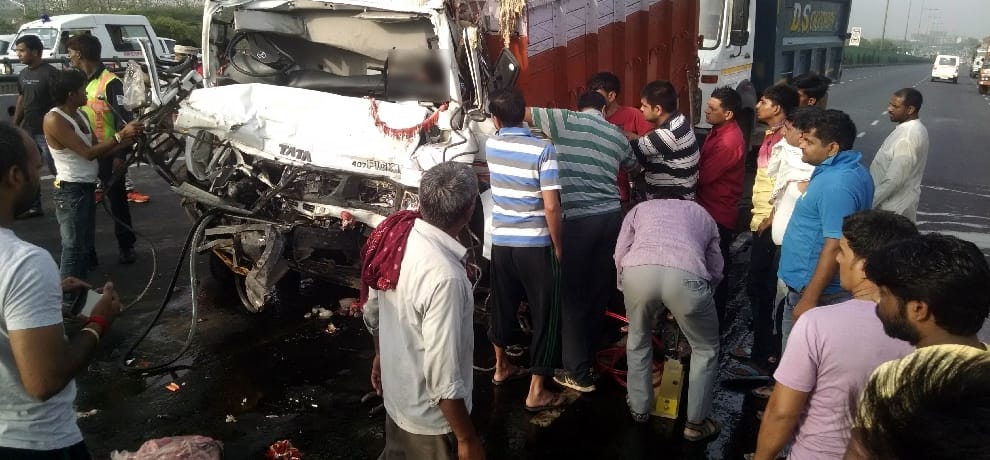 Tragic incident on the Delhi-Gurgaon Expressway hopelessly trapped in the body