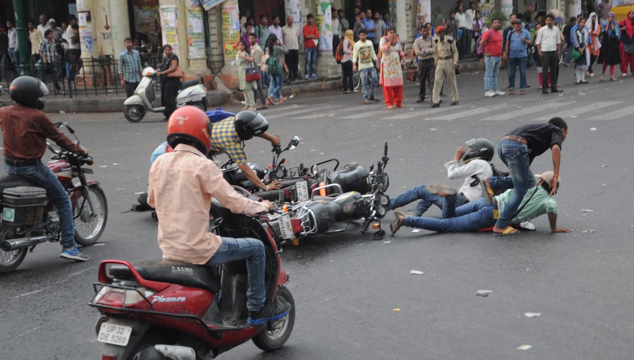 bike accident at hazratganj chauraha lucknow