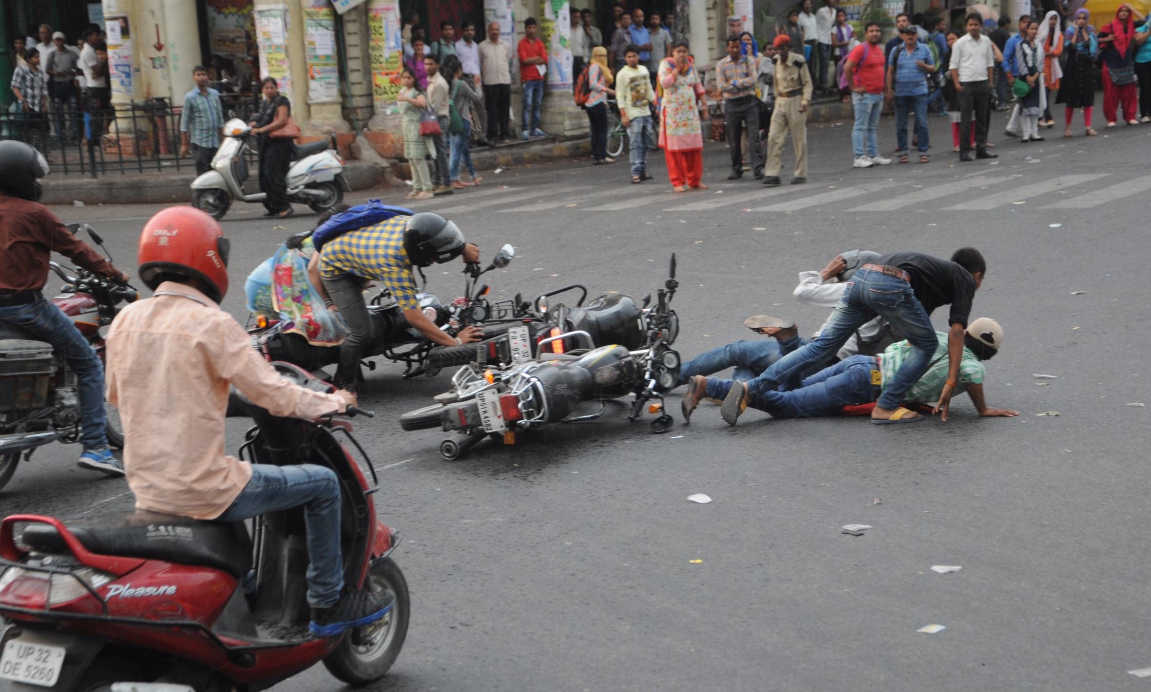 bike accident at hazratganj chauraha lucknow
