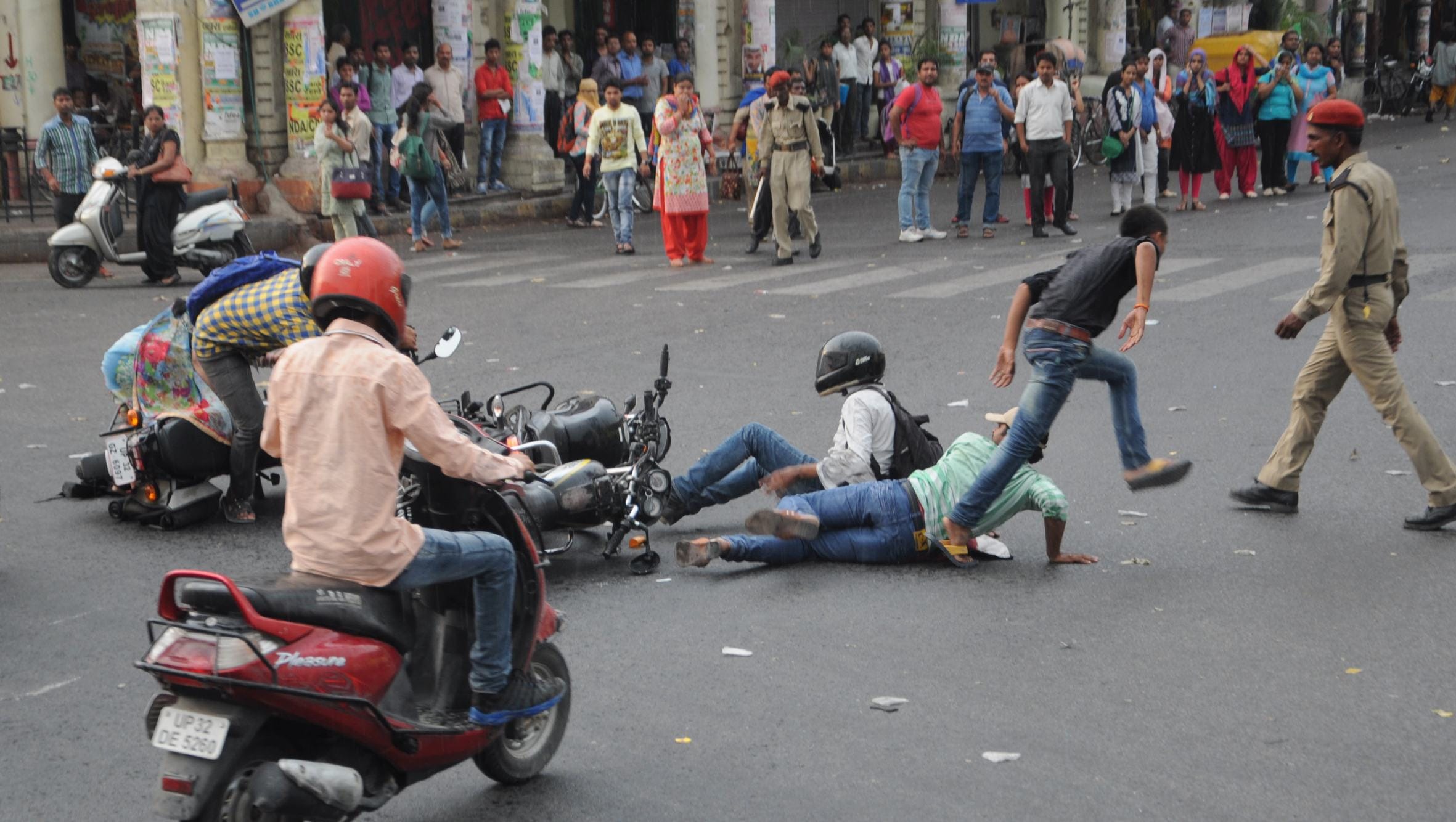 bike accident at hazratganj chauraha lucknow