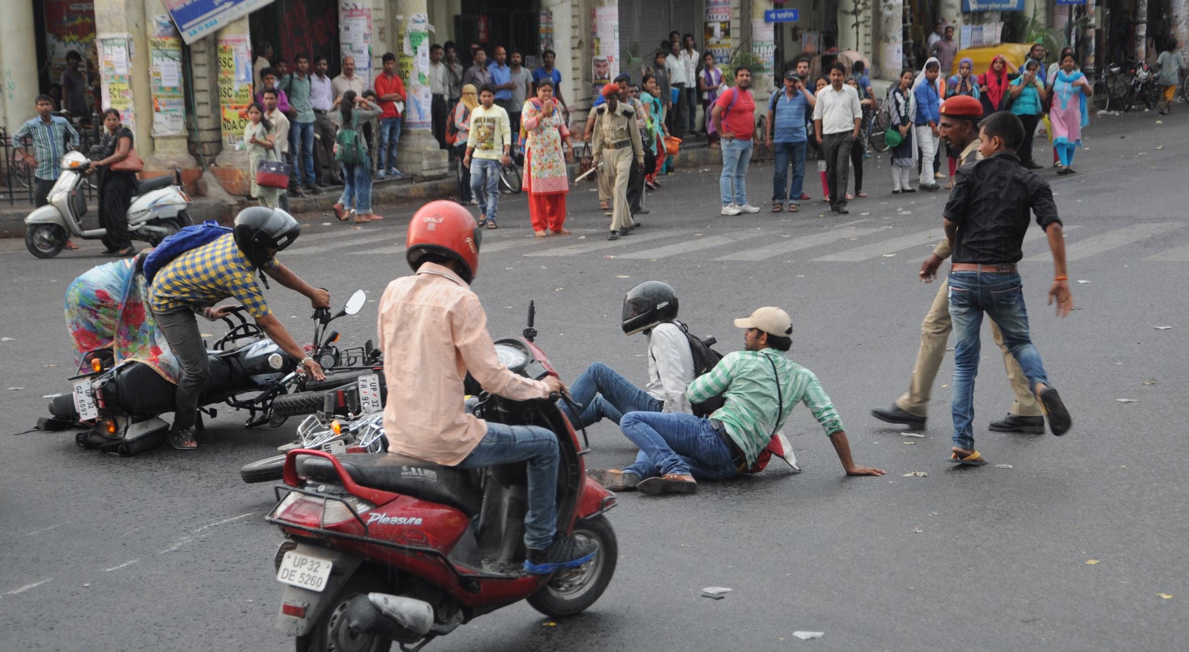 bike accident at hazratganj chauraha lucknow