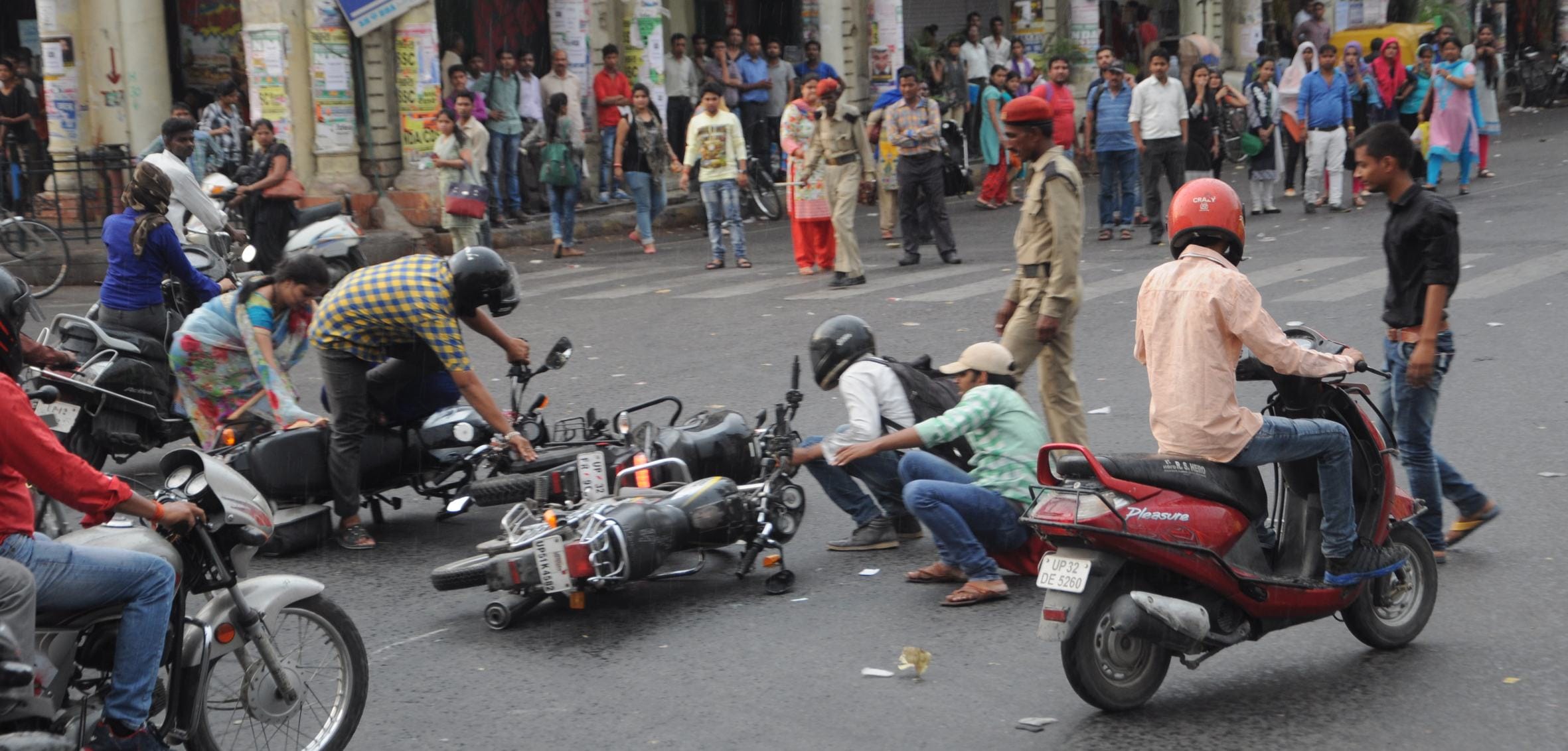 bike accident at hazratganj chauraha lucknow