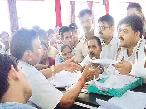 The congressman, display problems of farmers