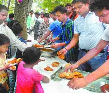 The devotees aroused swamped in the temples
