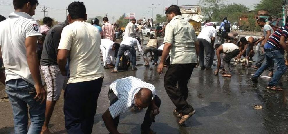 fell fishes on NH-24, jam on highway