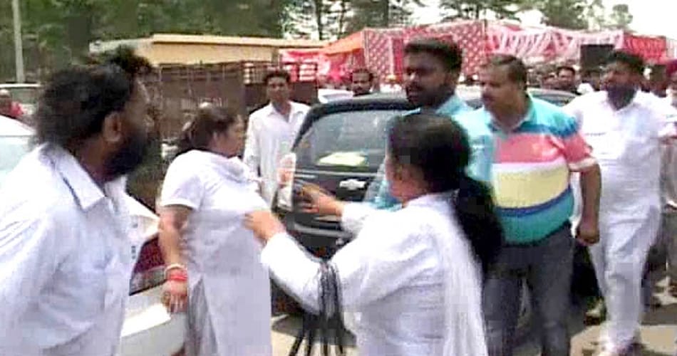 marpeet and slapping in congress leaders during captain amrinder singh rally