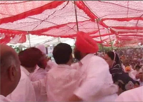 marpeet and slapping in congress leaders during captain amrinder singh rally