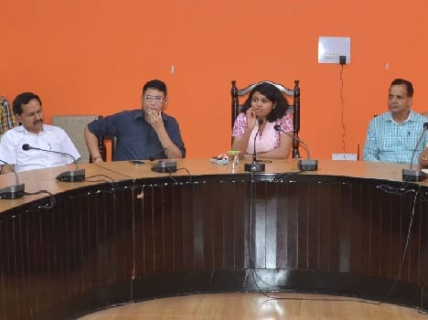 meeting with truck operater and acc company officer